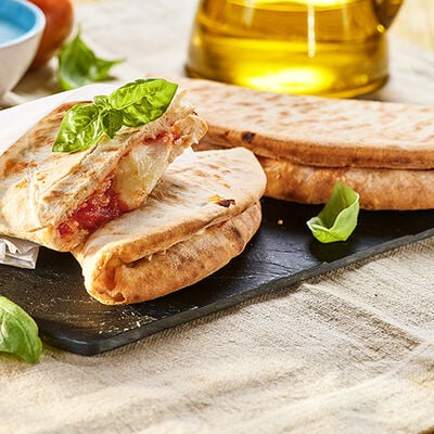 Stuzzichini per aperitivo e finger food - Calzoncello Pomodoro e Mozzarella