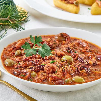 Specialit&agrave; di pesce - Riccioli di polpo con olive e capperi