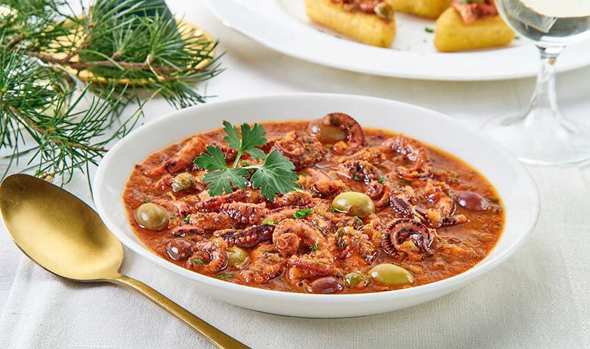 Specialit&agrave; di pesce - Riccioli di polpo con olive e capperi