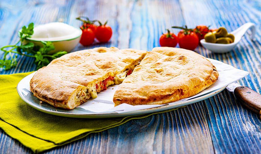 Pane e prodotti da forno - Pizza Focaccia mozzarella, pomodoro e olive