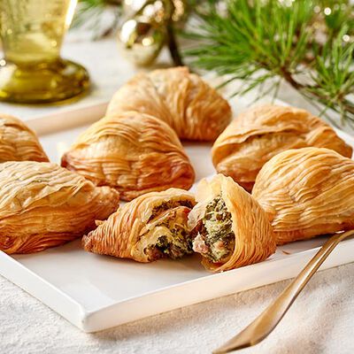 Stuzzichini per aperitivo e finger food - Mini Sfogliatelle Salsiccia e Friarielli