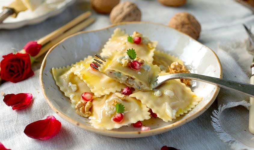 Primi e Sughi - Ravioli Erborinato e Noci