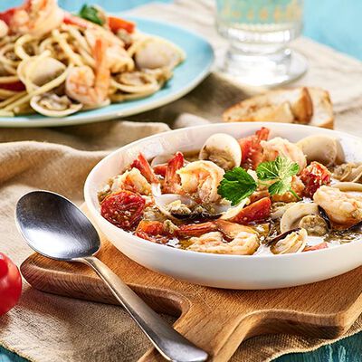 Specialit&agrave; di pesce - Delizie di Mare con Mazzancolle e Vongole