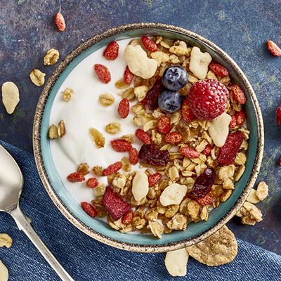 Croissant e prima colazione - Granola con Frutti Rossi