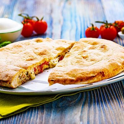 Pane e prodotti da forno - Pizza Focaccia mozzarella, pomodoro e olive