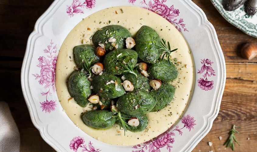 Quenelle di ricotta e spinaci su crema di cannellini e ceci Bofrost