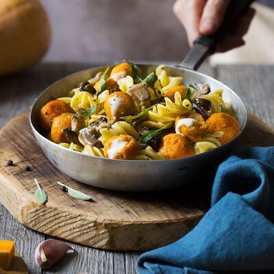 Pasta con polpettine di zucca ripiene al gorgonzola, funghi e salvia fritta Bofrost