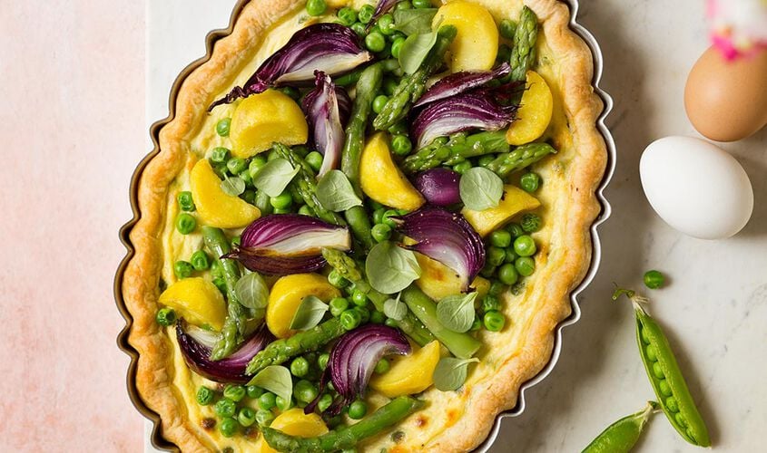 Torta rustica primavera con piselli, asparagi, cipolla rossa e patate Bofrost