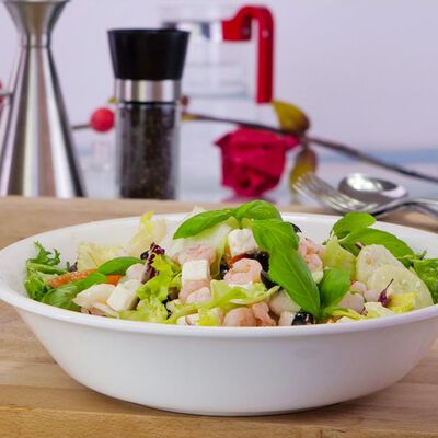 Insalata greca con gamberetti, feta, cipolla di Tropea e olive nere Bofrost