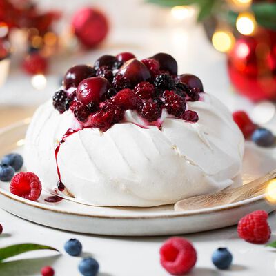 Pavlova con crema al pistacchio e frutti di bosco - Dicembre 2023 Bofrost