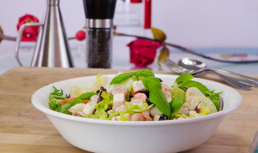 Insalata greca con gamberetti, feta, cipolla di Tropea e olive nere Bofrost